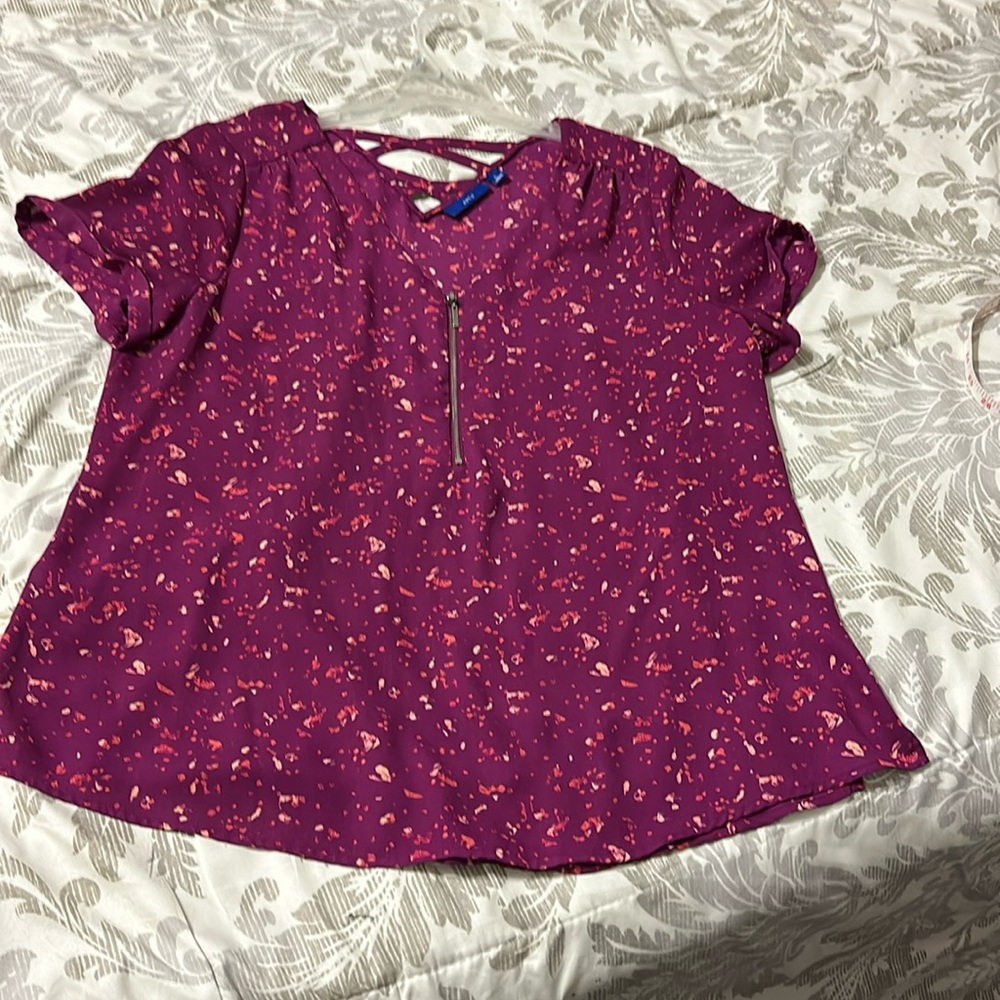 Apt 9 shirt women’s L multi color V neck short sleeve 3/4  zip top